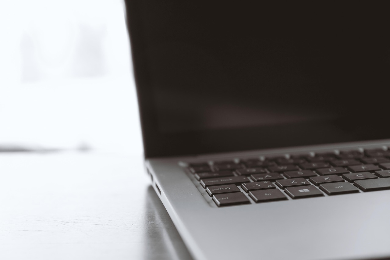 Szkolenia BHP online – czy to naprawdę możliwe i jakie są ich zalety?